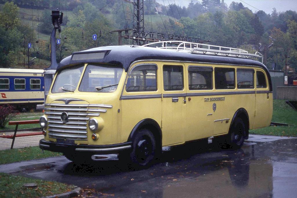 Diser alte Steyr Postbus stand am 22.10.1993 am Bahnhof in Payerbach (�sterreich).