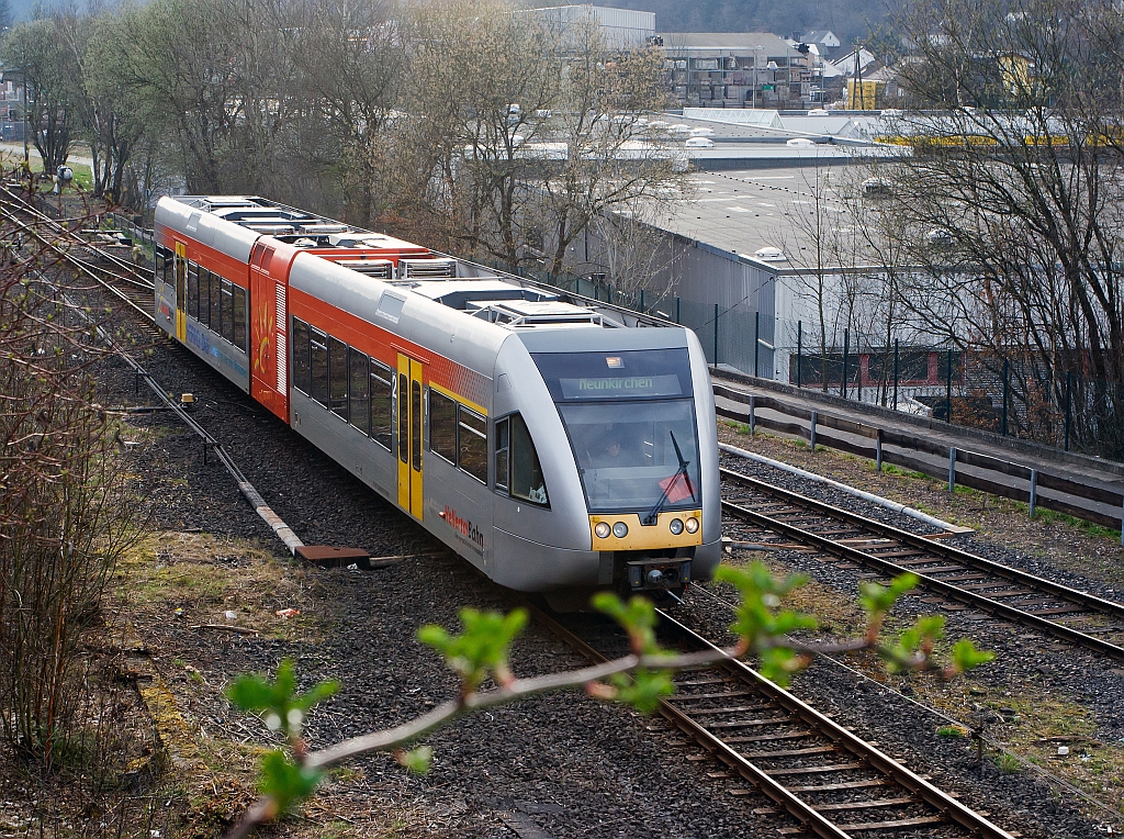 Doch leichte Anzeichen fr den Frhling sind langsam da, und die Hellertalbahn fhrt mit einem Stadler GTW 2/6 am 02.04.2012 von Herdorf in Richtung Neunkirchen.