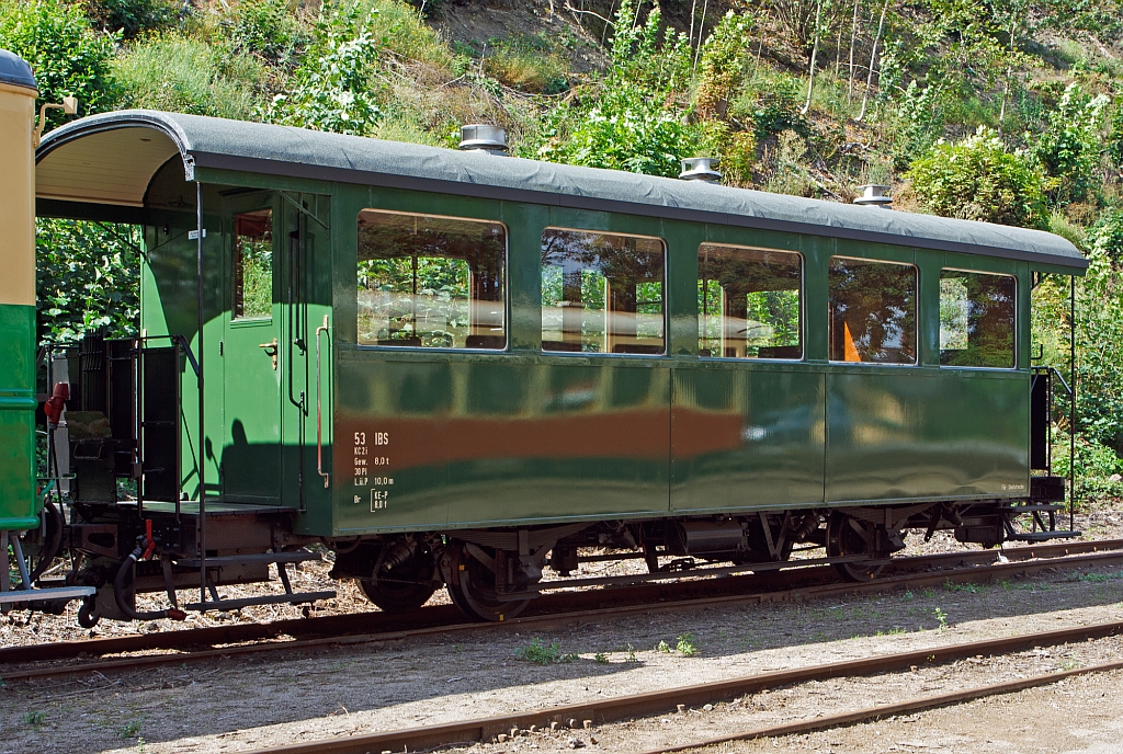 File:Diesellok 261 081-4 der Deutschen Bahn AG mit zweiachsigen offenen  Trichterwagen (6).jpg - Wikimedia Commons