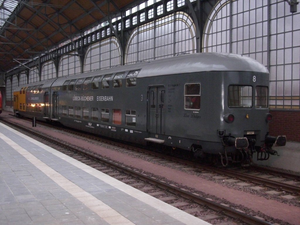 Doppelstockwagen von der L�beck-B�chener-Eisenbahn abgestellt am 28.November 2009 im L�becker Hbf.