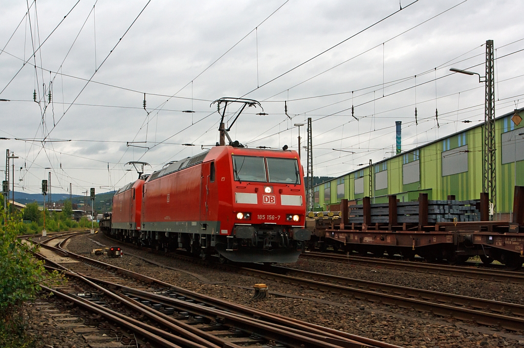 Doppeltraktion 185 156-7 und 185 079-1 der DB Schenker Rail ziehen einen Gterzug, hier am 16.07.2012 in Siegen-Geisweid, in Richtung Siegen.