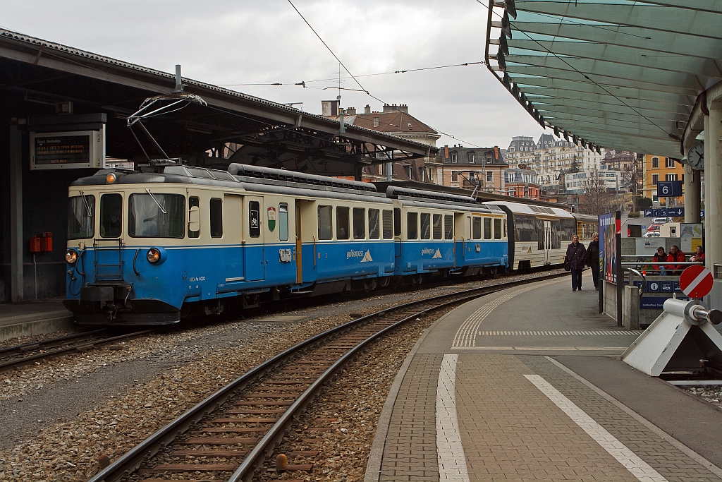
Doppeltriebwagen ABDe 8/8 Nummer 4002 (Vaud) der Montreux–Berner Oberland-Bahn (MOB), französisch Chemin de fer Montreux-Oberland bernois, am 26.02.2012 im Bahnhof Montreux. 

Der 1.000 mm spurige Triebwagen wurde 1968 gebaut, die Achsformel ist Bo'Bo' + Bo'Bo', die Höchstgeschwindigkeit ist 70 km/h. Er steht hier, mit angehängten Wagen, zur Abfahrt bereit nach Zweisimmen, diese Strecke hat eine Maximalsteigung von 73 ‰ (und das ohne Zahnstange).
