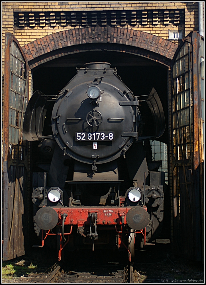 DR 52 8173-8, Bauart 1'E-h2, lugt vorsichtig aus dem Lokschuppen beim 7. Berliner Eisenbahnfest im Bw Schöneweide am 12.09.2010 heraus