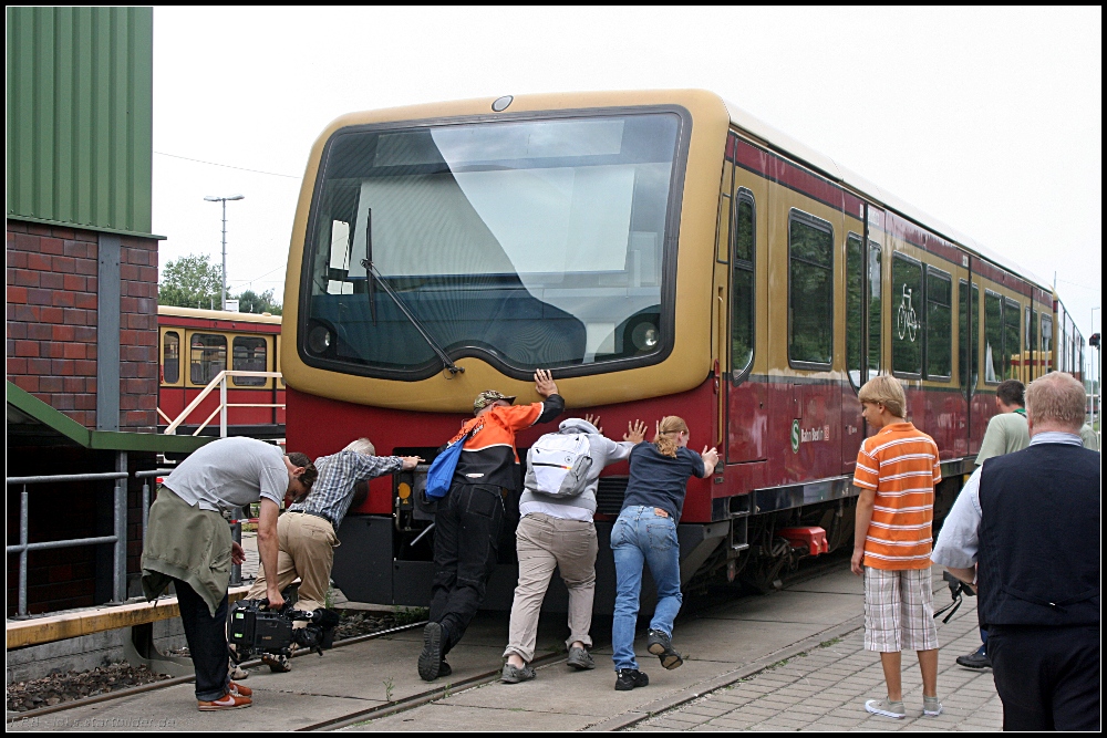 Drauen muss Muskelkraft reichen damit der Halbzug an seine Position kommt (Tag der offenen Tr S-Bw Grnau, 08.08.2010)