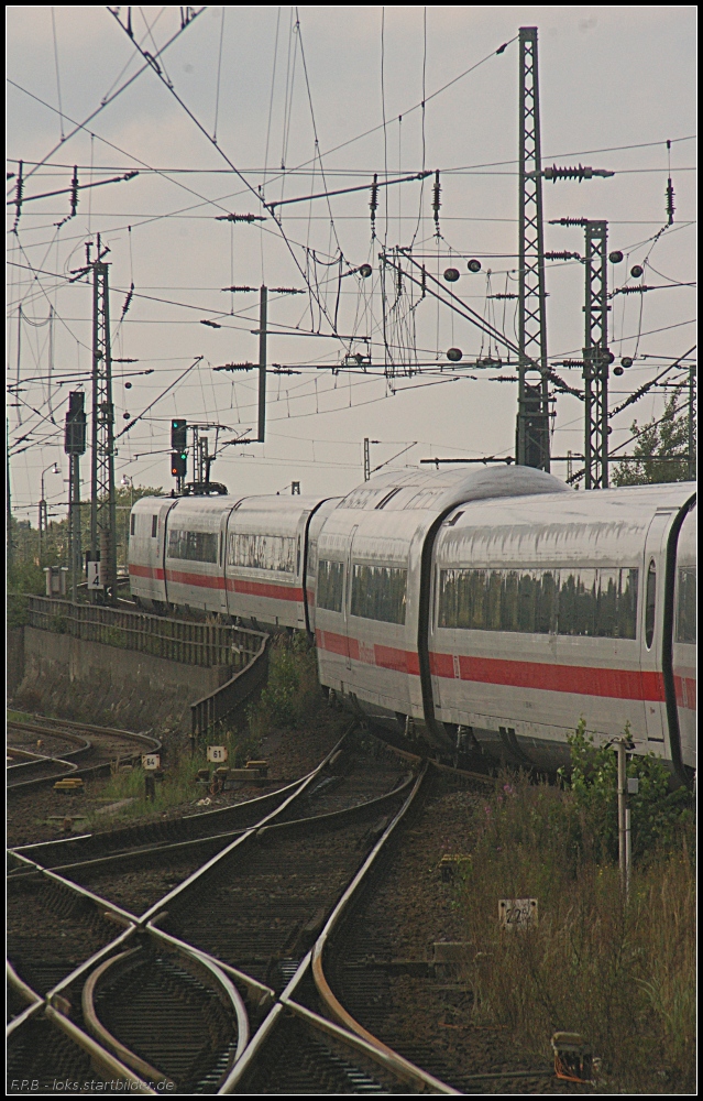 Durch das Gleisvorfeld von Hamburg-Altona schl�ngelt sich ICE673 am 27.08.2011.