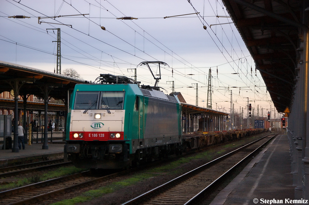 E 186 128 Alpha Trains f�r ITL Eisenbahn GmbH mit einem Containerzug in Stendal und fuhr in Richtung Salzwedel weiter. 28.12.2012