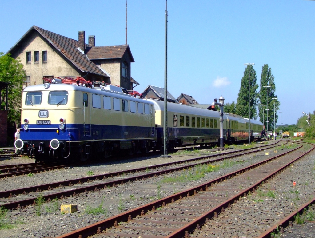 E10 1239 mit Rheingoldexpress der 60er-Jahre am 14.08.2010 im Rheinisches Industriebahn-Museum (RIM) in Kln Nippes.