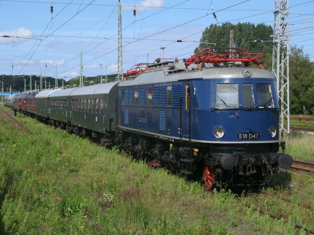 E18 047 mit dem St�rtebeker-Sonderzug am 25.Juni 2011 abgestellt in Bergen/R�gen.
