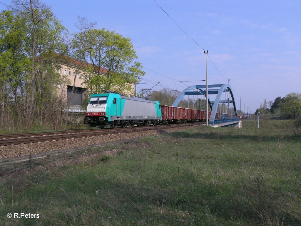 E186 242-4 mit Kohlezug in Eisenh�ttenstadt. 19.04.11