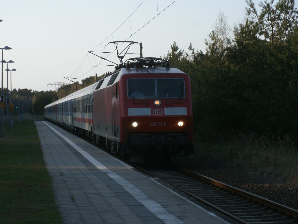 EC 378 aus Bratislava,gezogen von 120 151-6,am 04.Mai 2013,mute in Prora einen Kreuzungshalt einlegen,danach ging es weiter nach Binz.