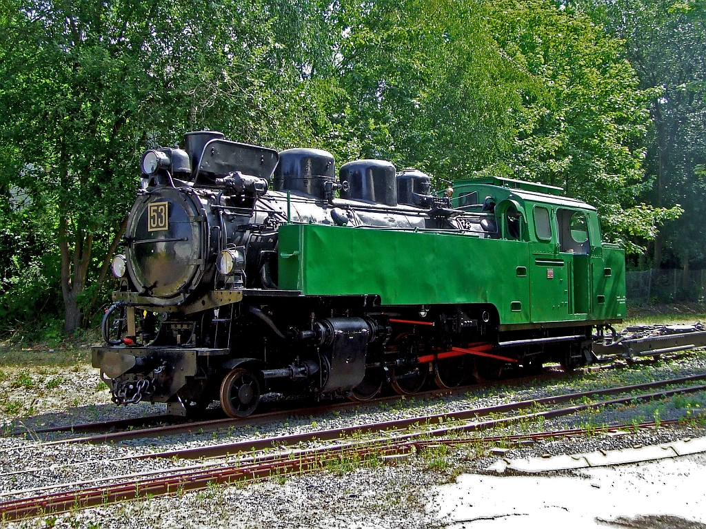 
Ehemalige Schmalspur-Dampflokomotive Nr. 53 der Rhein-Sieg Eisenbahn (RSE) am 11.07.2010 im Museum Asbach (Ww). Die Lok wurde 1944 unter Fabik-Nr. 10175 von der Firma Jung in Jungenthal bei Kirchen/Sieg gebaut. Spurweite 785 mm, Bauart 1'D1' h2t.