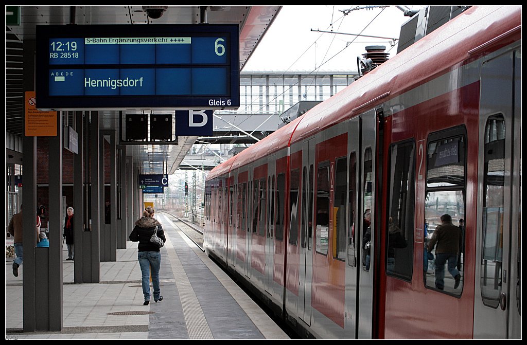 Eigendlich nicht richtig ist die Angabe  S-Bahn Erg�nzungsverkehr  nach Hennigsdorf. Richtig w�re Ersatzverkehr, da der S-Bahnverkehr zwischen Sch�nholz und Hennigsdorf wegen Gleisbauarbeiten eingestellt ist. Am Bahnsteig steht die Stuttgarter 423 033-0 (Berlin Gesundbrunnen, 13.03.2009)