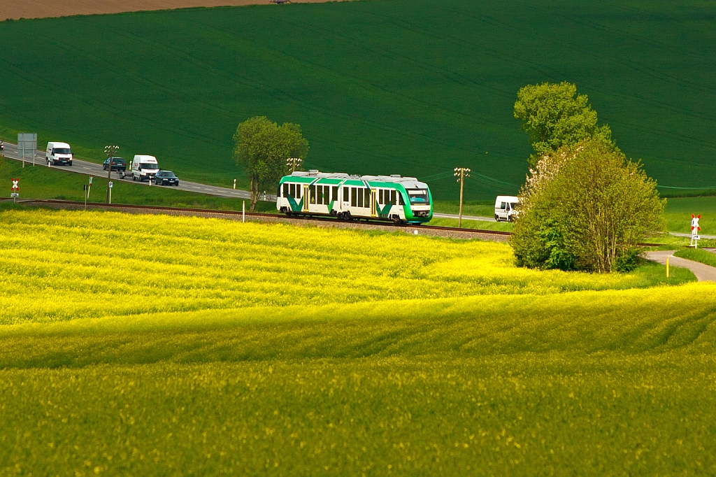 Ein anderer Zuschnitt....

Der VT 268 der vectus (ein Alstom Coradia LINT 41) fhrt am 10.05.2013 ber den Oberwesterwald (KBS 461), hier kurz vor Hachenburg.
Er fhrt als RB 28 die Strecke Au/Sieg-Altenkirchen-Hachenburg-Westerburg-Limburg/Lahn.
Der Triebwagen mit den NVR-Nummern 95 80 0648 167-4/667-3 D-VCT wurde 2004 bei ALSTOM LHB unter der Fabrik-Nummer 1188-017 gebaut.