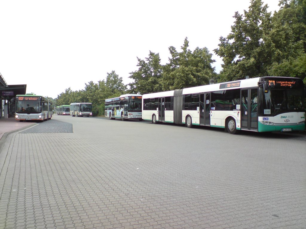 Ein Bild mit absolutem Seltenheitswert. S�mtliche im Norden Hannovers eingesetzte Busunternehmen auf einem Bild. Aufgenommen 05.07.2013 (Langenhagen Zentrum) Auf dem Bild vorne rechts DAU Bus , dahinter ein Setra S415 NF der RegioBus Hannover , gefolgt von �straReisen. Den Abschluss macht Hartmann Busbetrieb. Auf der linken Seite steht ein Fahrzeug der �stra