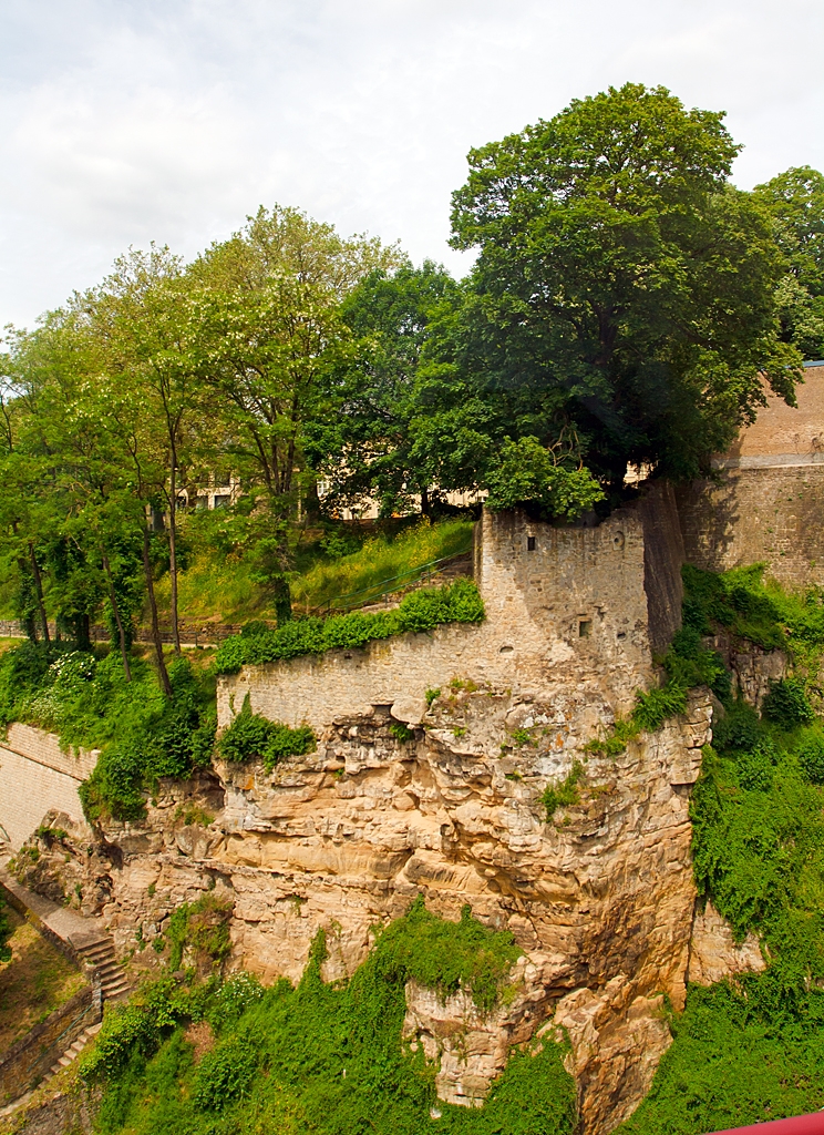 Ein Blick am 16.06.2013 aus dem Zug auf dem Pulverm�hle Viadukt (Bisser Br�ck) auf eine  tolle Fotostelle - Das Plateau du Rham (op der Rumm) in Luxemburg Stadt, wo zwei Tage zuvor internationale Bahnfotografen standen um Bilder zumachen.

Blickrichtung zur Geopos. ist n�rdwestlich.

