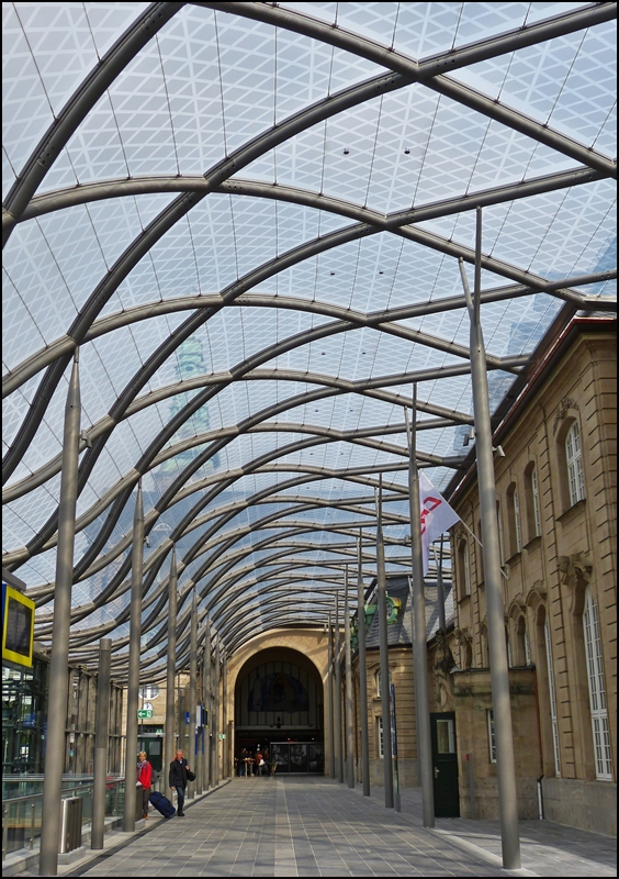 Ein Bogen im Hauptgebude des Bahnhofs von Luxemburg Stadt wurde geffnet, um einen direkten Zugang zu der neuen Halle zu ermglichen. 23.09.2012 (Jeanny)