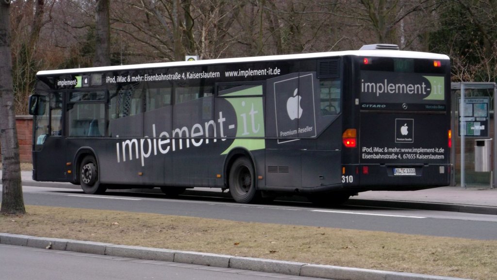 Ein Citaro (Wagen-Nr. 310) der ersten Generation von SWK Kaiserslautern hielt am 26.2.12 am Hauptfriedhof Kaiserslautern. Der Bus trgt Werbung des Apple Premium Resellers implement-it.