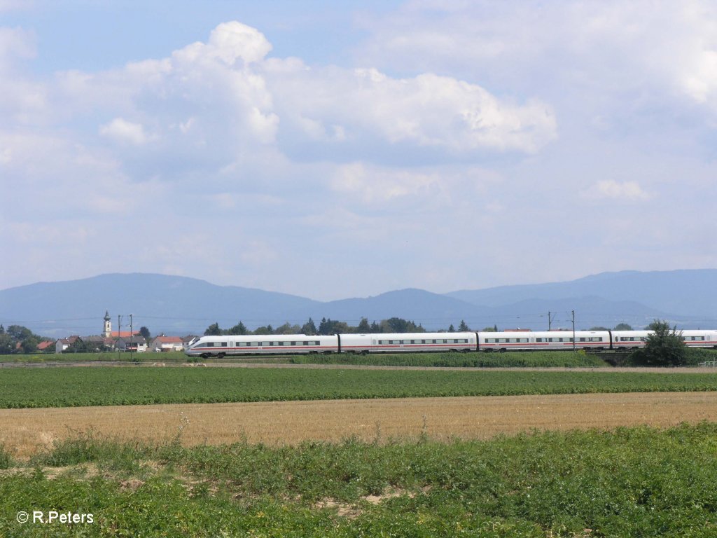 Ein ICE-T (ICE 28)auf den Weg nach N�rnberg kurz hinter Plattling. 08.08.09
