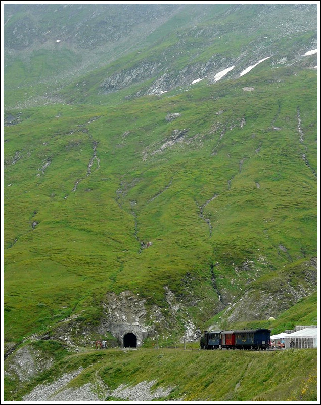 Ein kleiner Zug in einer grandiosen Landschaft. Ein DFB Dampfzug wartet am 01.08.2008 an der Station Furka auf die Weiterfahrt durch den 1.874 m langen Furkascheiteltunnel, bevor er den Abstieg nach Gletsch in Angiff nimmt. (Jeanny)