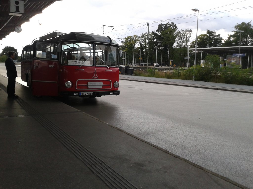 Ein Magirus Deutz auf einer Sonderfahrt in die Vierlanden auf dem Bf.Bergedorf von der Front