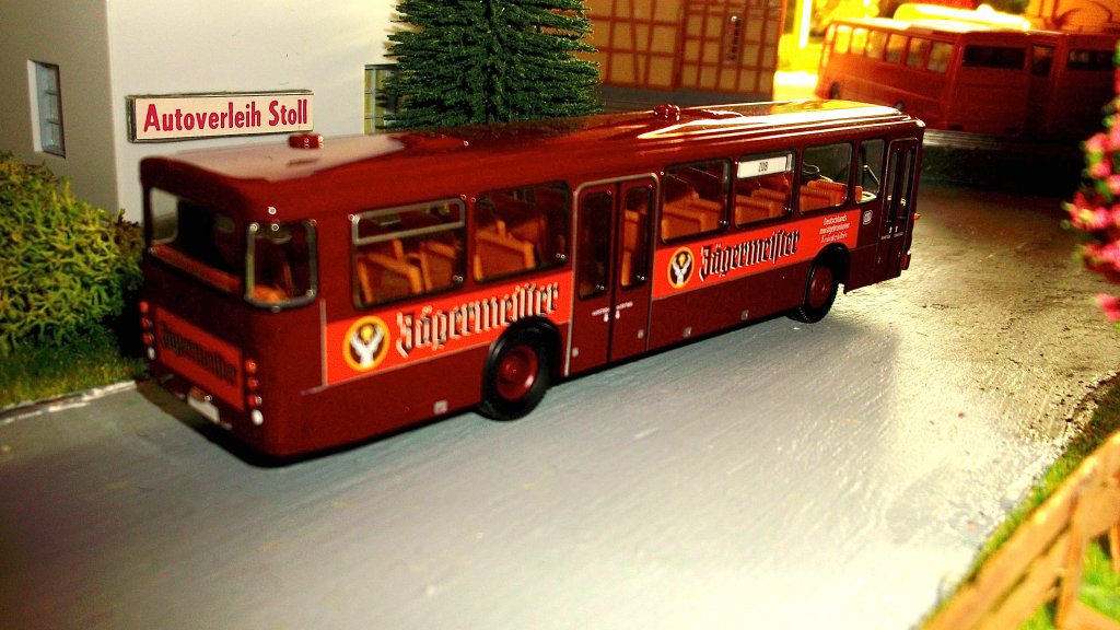 Ein Mercedes O 307 von Brekina ist auf dem Weg zum Hauptbahnhof. Er tr�gt klassische J�germeister-Werbung.