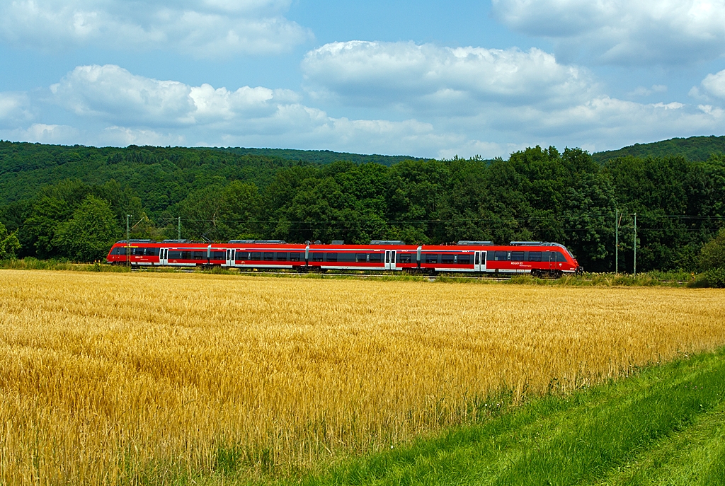 Ein mir unbek. vierteiliger Bombardier Talent 2 (442 2xx / 442 7xx) der DB Regio als SE 40 Mittelhessen-Express (Frankfurt Hbf – Friedberg – Butzbach – Gieen – Wetzlar – Herborn – Dillenburg) fhrt in Richtung Dillenburg, hier am 13.07.2013 zwischen Katzenfurt und Sinn.
