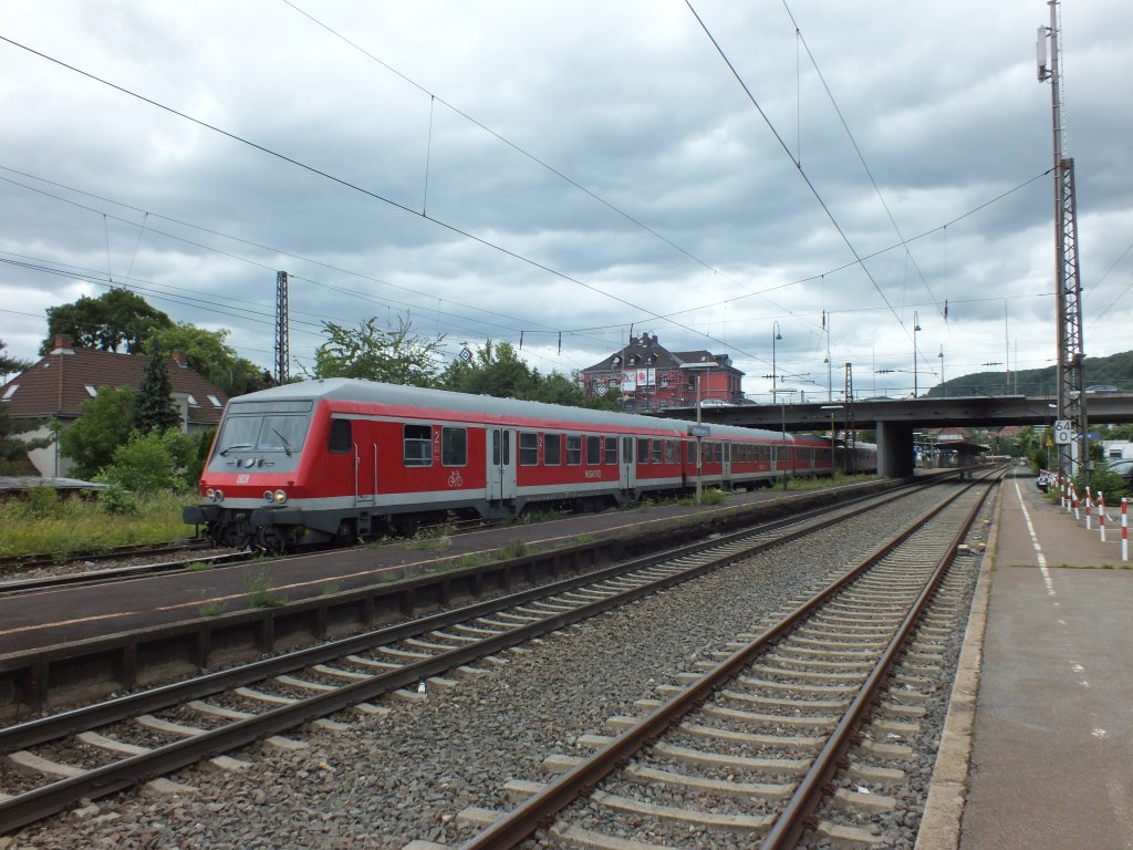 Ein n-Wagen mit Wittenberger Kopf verl�sst am 23.06.2013 Weinheim (Bergstra�e) in Richtung Heidelberg.