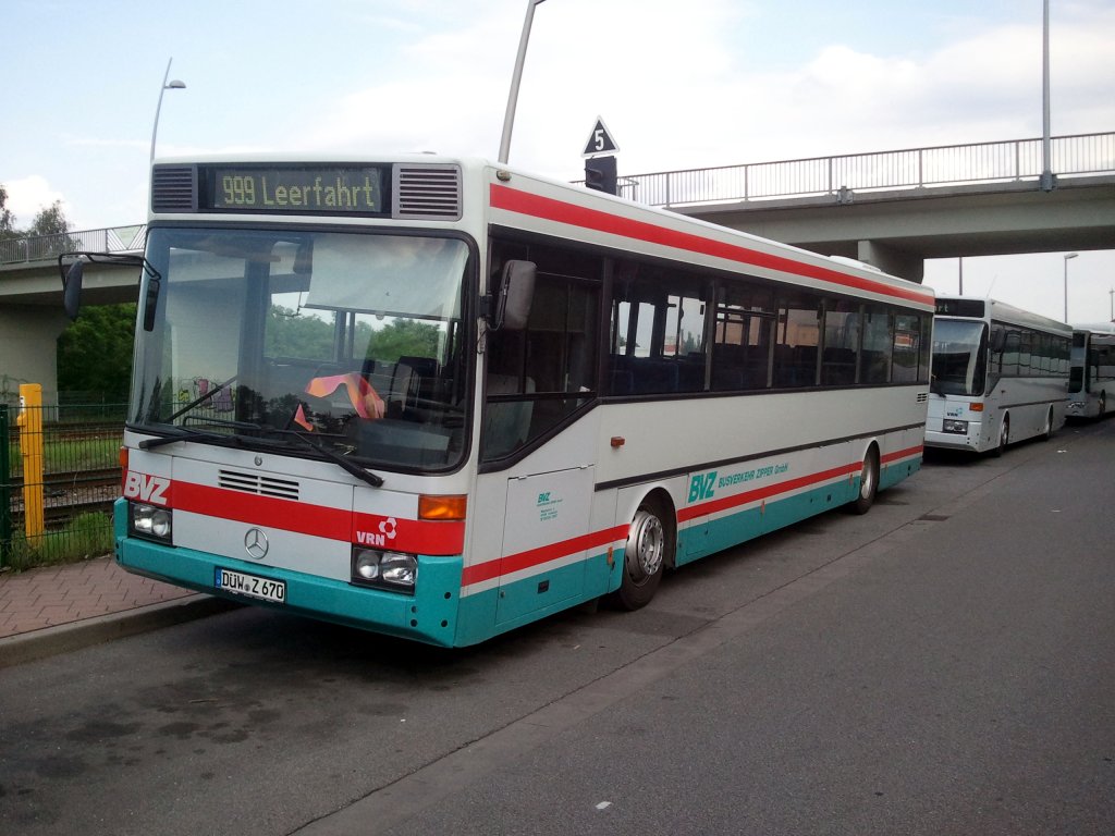 Ein noch im alten Farbkleid lackierter Mercedes-Benz O 407 von Busverkehr Zipper GmbH stand am 28.5.12 am Gr�nstadter Hauptbahnhof in einer Abstell-Haltebucht.