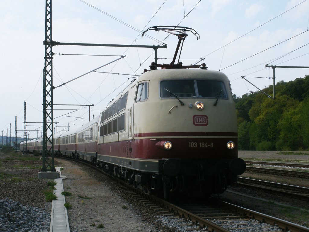 Ein paar Minuten Verschnaufpause f�r den Lokf�hrer von der 103 184 am 11.Mai 2011 in Lietzow.