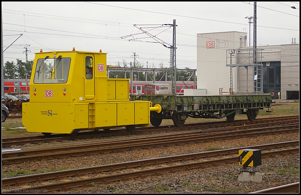 Ein Rangierfahrzeug der Fa. Maschinen-Stahlbau Dresden im Einsatz beim Regiowerk. Bei dem Fahrzeug handelt es sich um ein zweiachsiges elektrisch angetriebenes Schleppfahrzeug zum ferngesteuerten Rangieren von Wagen oder Zugeinheiten bis 450t Zuggewicht (gesehen Cottbus 05.10.2010)