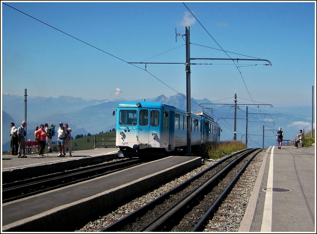 Ein RB Zug verlsst am 04.08.2007 die Haltetstelle Rigi-Kulm und begibt sich auf den Weg nach Arth-Goldau. (Jeanny)