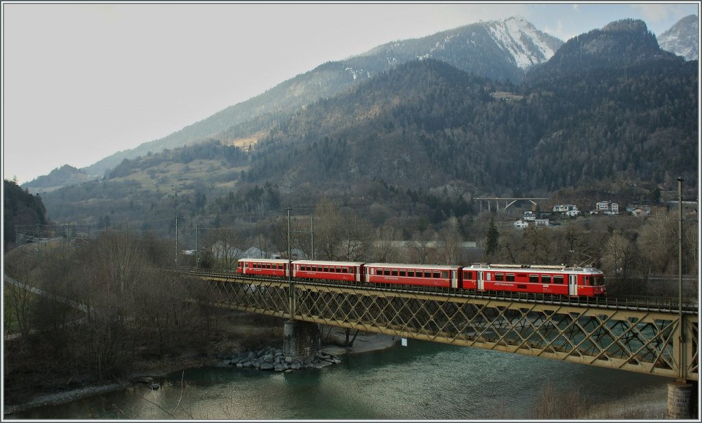 Ein RhB Be 4/4 Pendelzug unterwegs als S-Bahn auf der Hinterreinbrcke bei Reichenau Tamins.
15. Mrz 2013