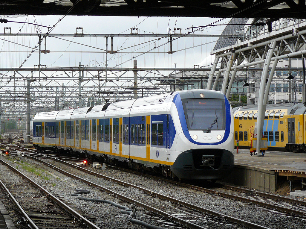 Ein SLT-6 auf Gleis 7 bei der Einfahrt. Amsterdam Centraal Station 27-05-2011.