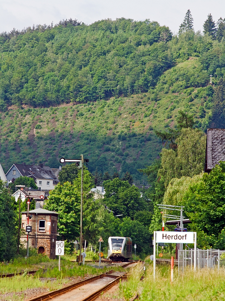 Ein Stadler GTW 2/6 der Hellertalbahn, kommt von Betzdorf/Sieg und fhrt am 02.06.2012 in den Bahnhof Herdorf ein.