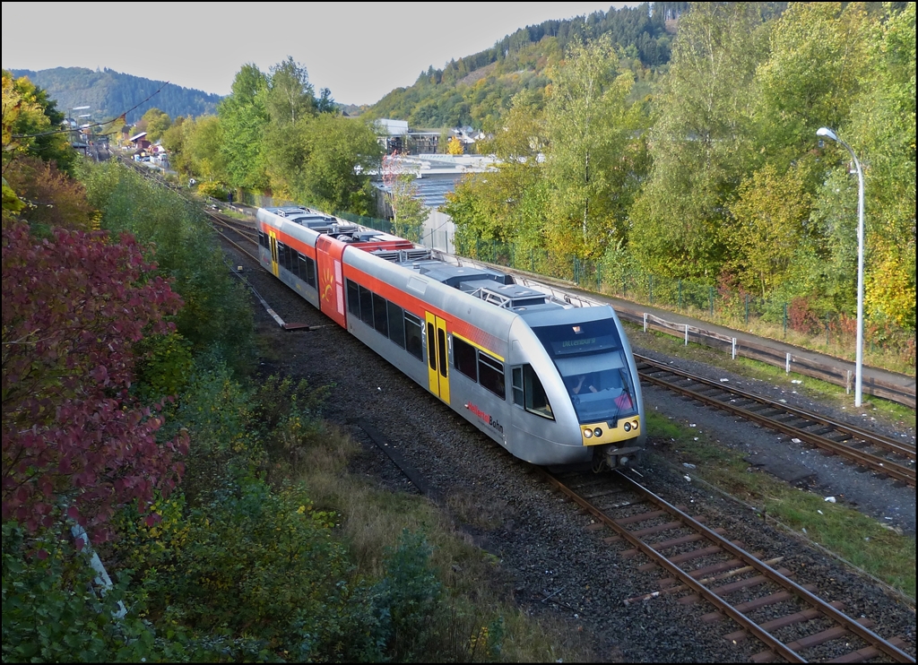 Ein Stadler GTW 2/6 der Hellertalbahn verlsst am 14.10.2012 den Bahnhof von Herdorf in Richtung Dillenburg. (Hans)