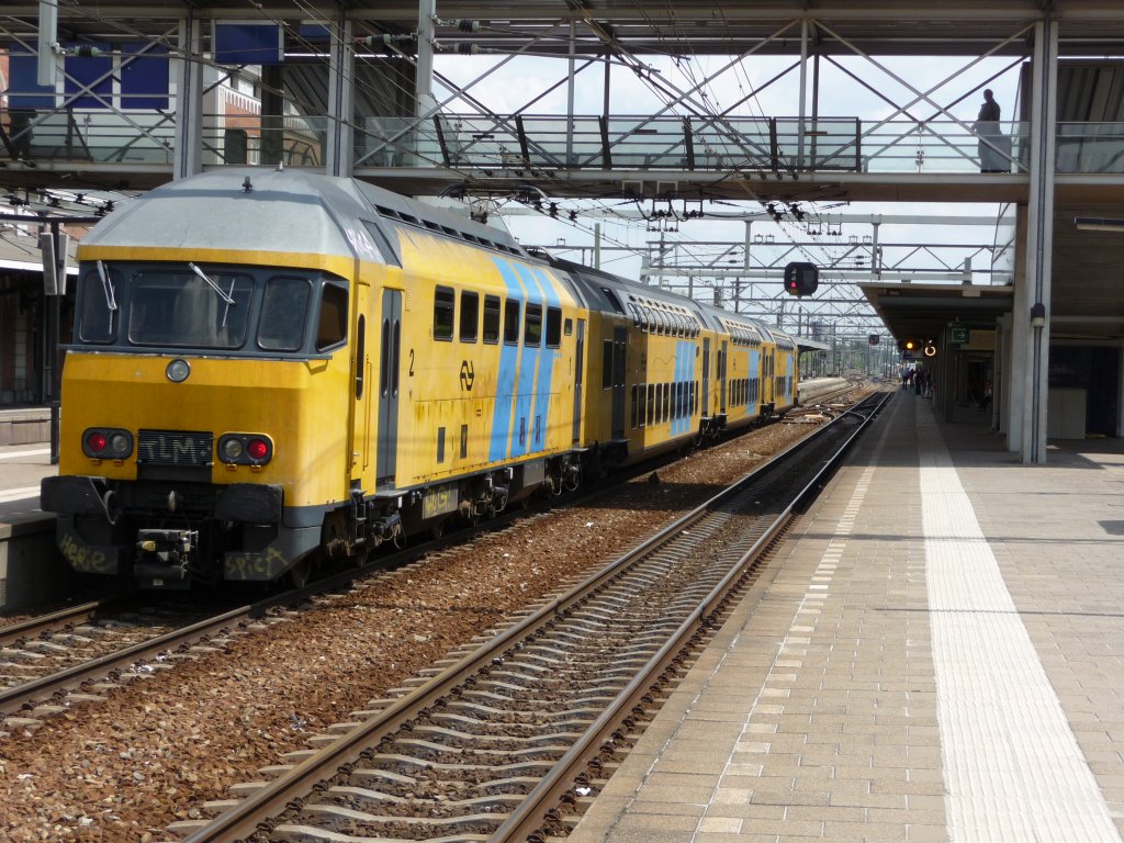 Ein Triebwagen der Bauart mDDM f�hrt am 29.05.2010 in den Bahnhof Dordrecht ein.