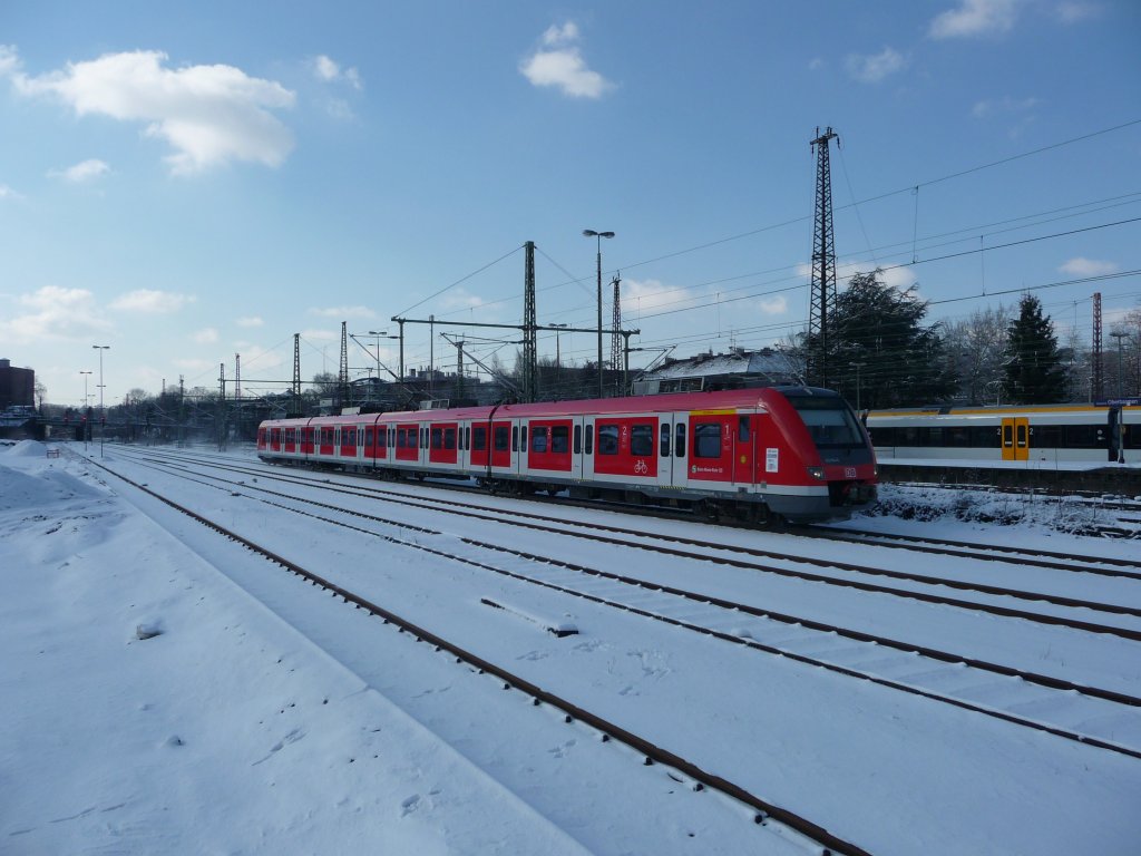 Ein unerkannt gebliebener 422 (vemutlich 064) zeigt sich am 06.03.2010 in der unber�hrten Winterlandschaft des frisch verschneiten Wuppertal-Oberbarmen. S8 -> Hagen HBF