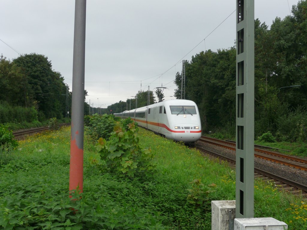 Ein unerkannt gebliebener ICE1 durchfhrt am 27.08.2010 Dsseldorf-Reisholz in sdlicher Richtung.