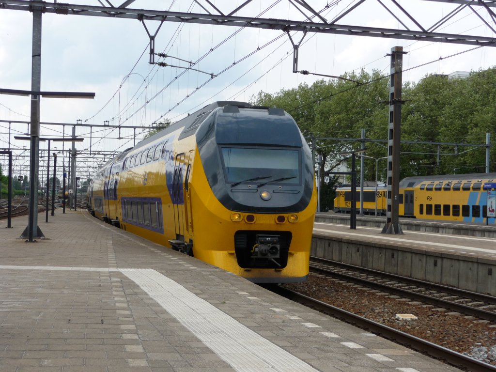 Ein VIRM-Triebwagen f�hrt am 29.05.2010 in den Bahnhof Dordrecht ein.