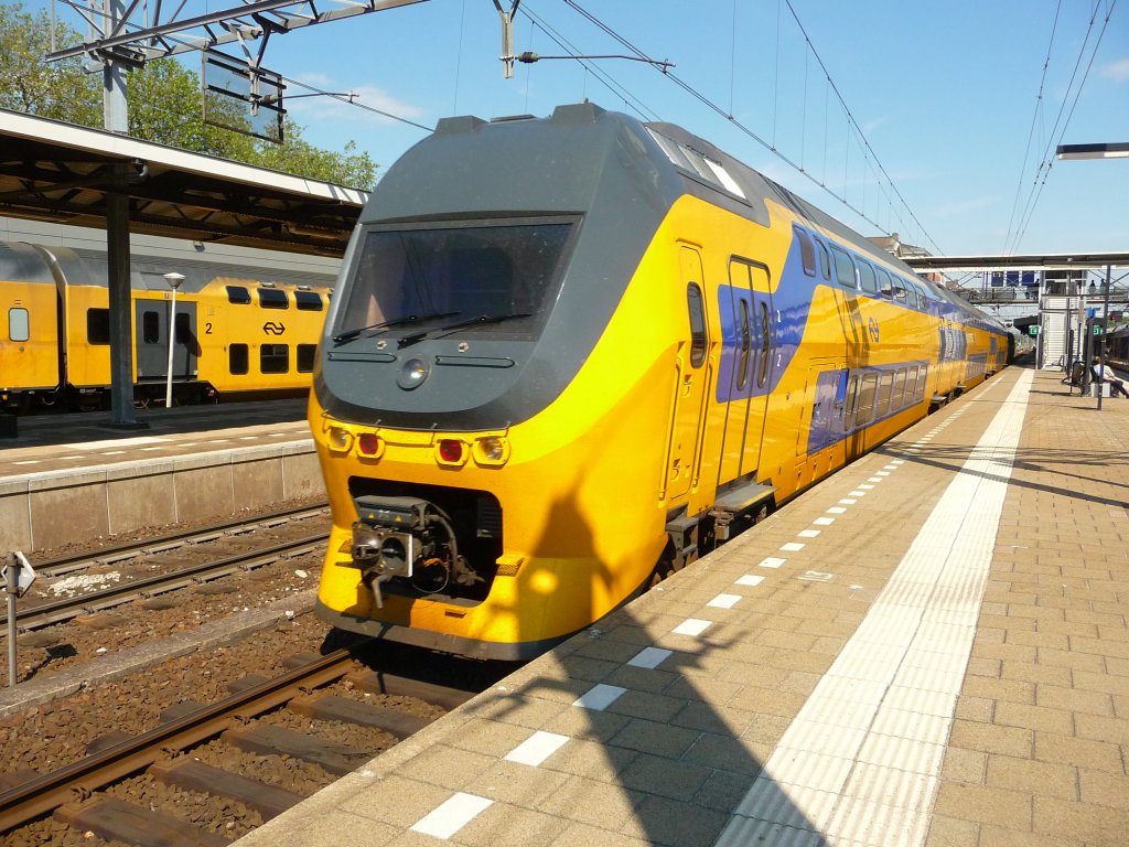 Ein VIRM-Triebwagen verl�sst den Bahnhof von Dordrecht, 02.06.2012.