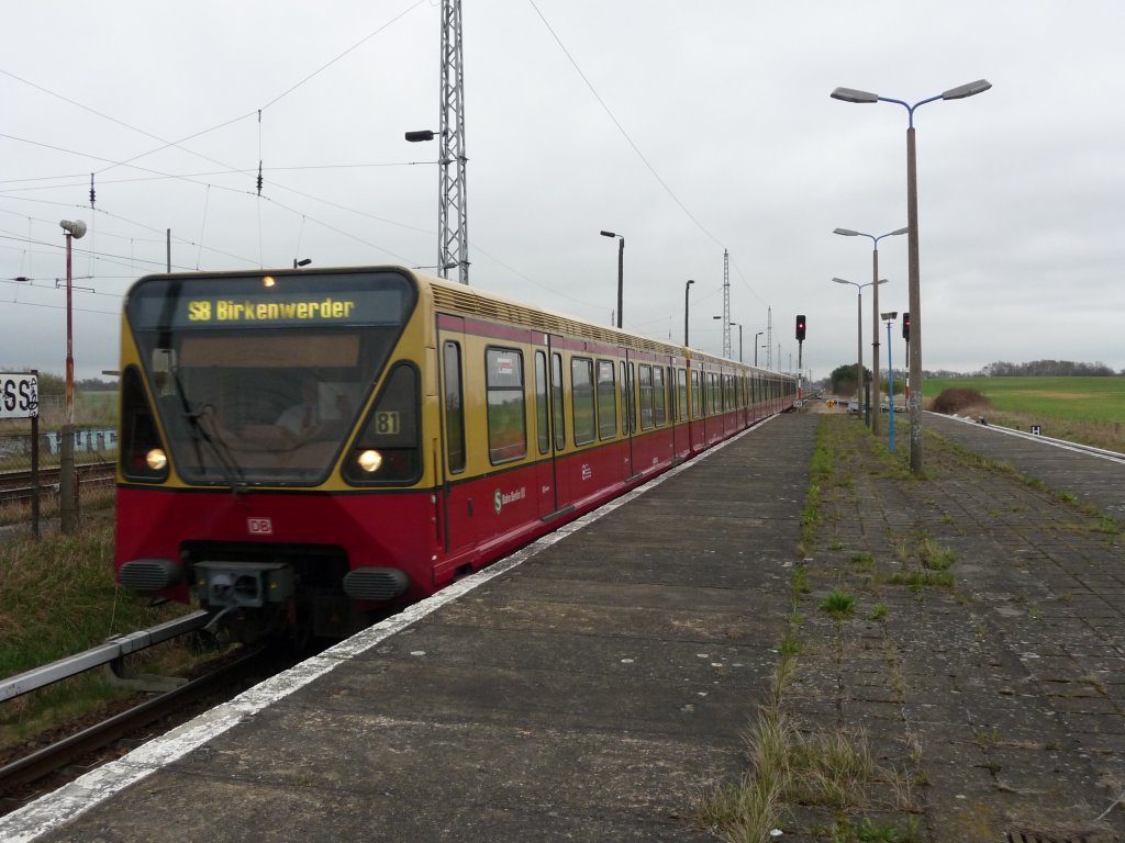 Ein Vollzug der Baureihe 480 erreicht am 11.04.2012 Sch�nflie� bei Berlin.
S8 -> Birkenwerder