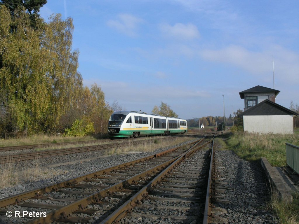 Ein VT auf dem Weg nach Hof f�hrt in Pechbrunn ein. 24.10.08