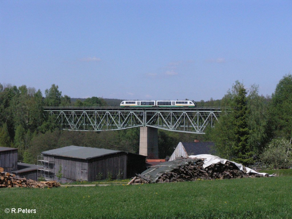 Ein VT rollt bei Unterth�lau �ber die Br�cke .02.05.09