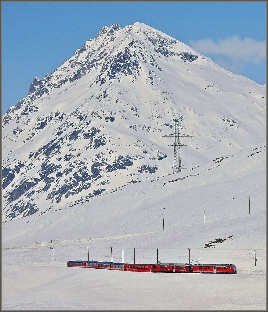 Ein Zug der Berninabahn auf der Bergfahrt in Richtung Ospizio Bernina vor der Kulisse des Piz Alv.
(20.03.2009)