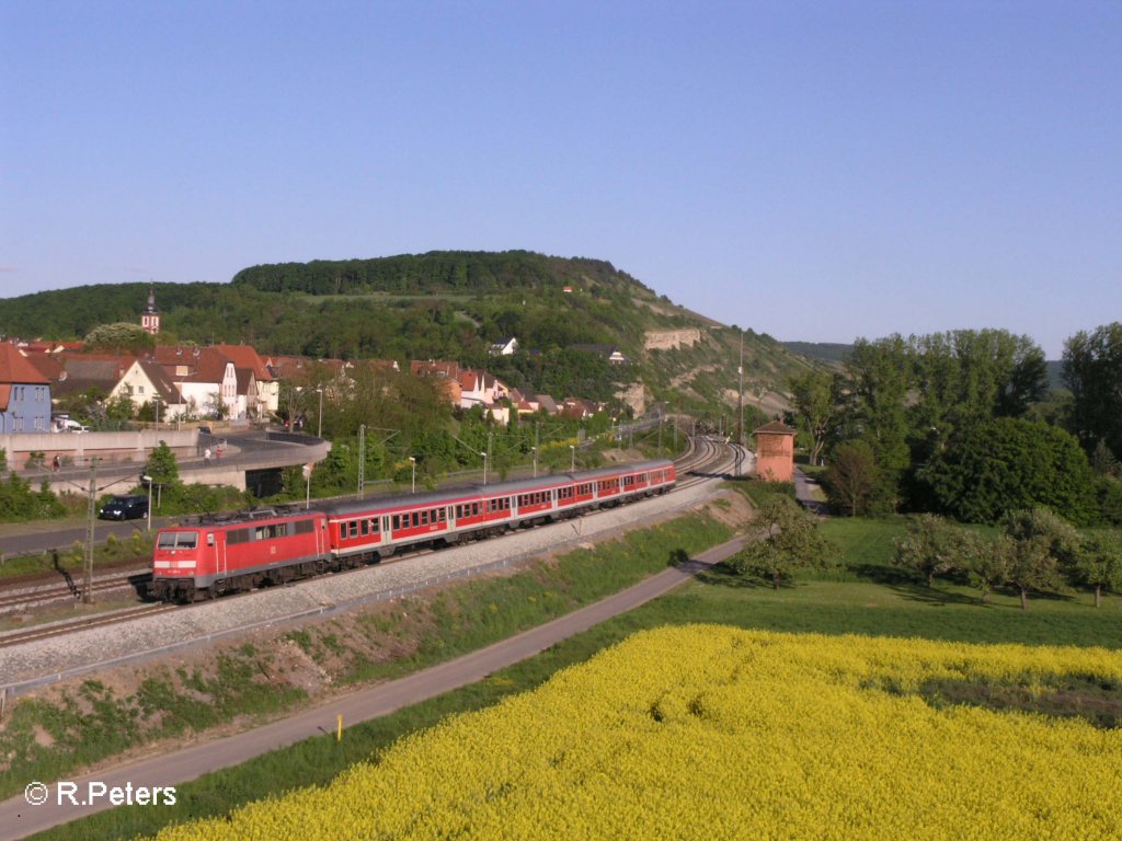 Eine 111 schiebt eine RB W�rzburg durch Retzbach-Zellingen. 10.05.08