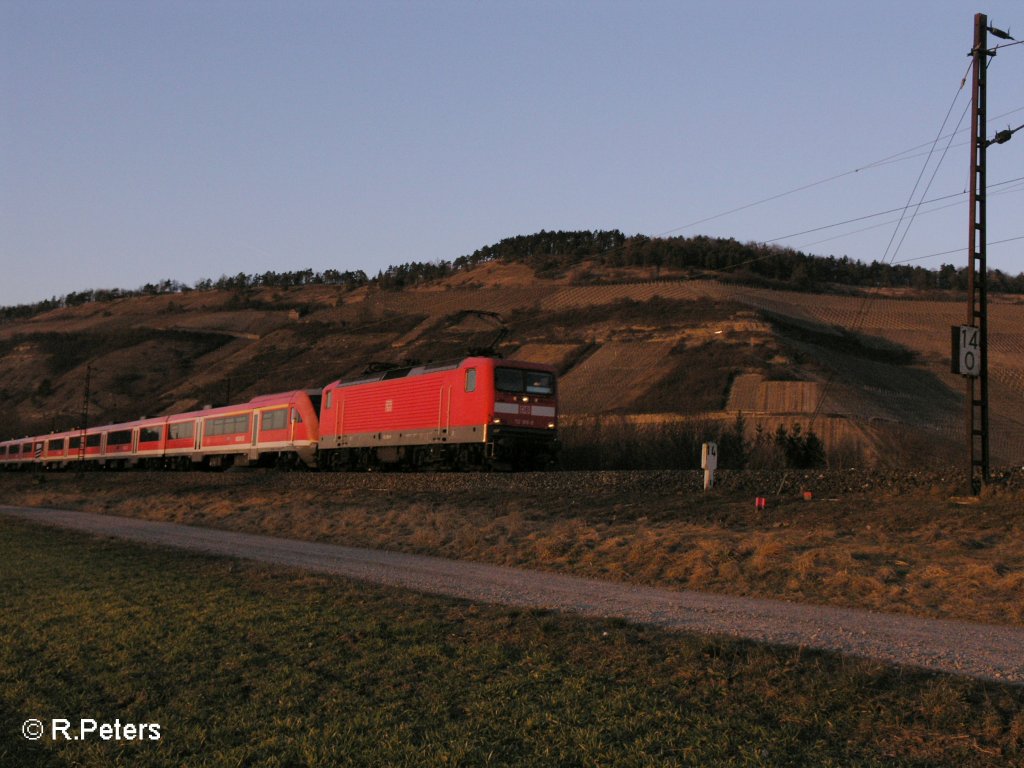 Eine 112er zieht bei Th�ngersheim im letzten Licht ein RE nach w�rzburg. 16.02.08