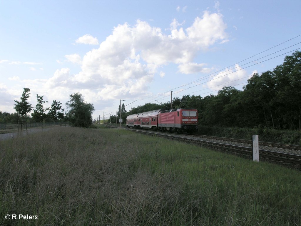 Eine 143 schiebt kurz hinter Eisenh�ttenstadt den RB11 Frankfurt/Oder. 28.05.09