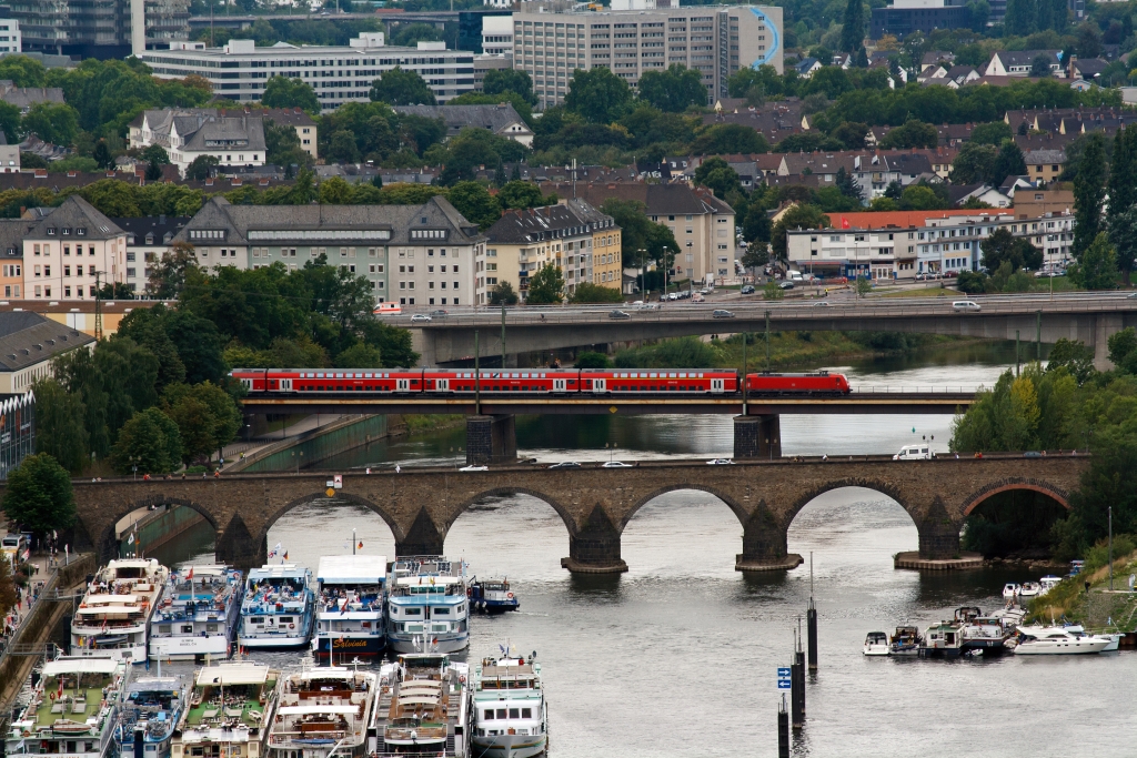 Eine 146 er schiebt den RE 5 - Rhein-Express (Emmerrich-Oberhausen-Kln-Koblenz)  am 11.08.2011 ber die Moseleisenbahnbrcke , Richtung Koblenz Hbf.