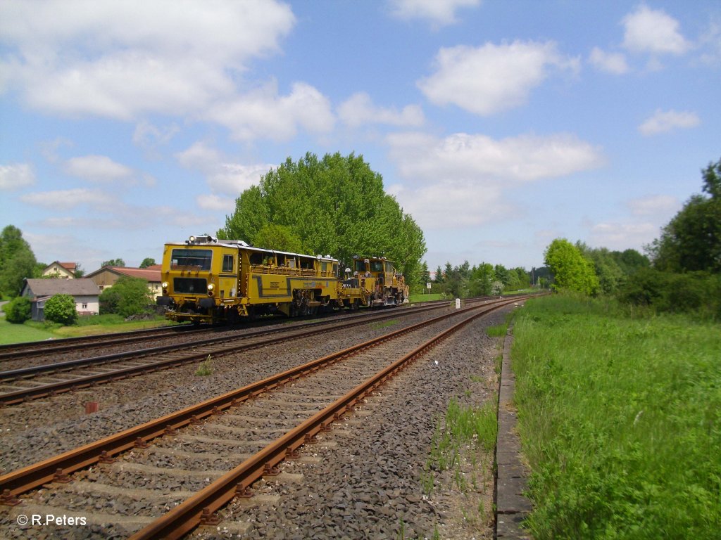 Eine Baumaschine auf dem Weg nach S�den bei Sch�nfeld. 04.06.10
