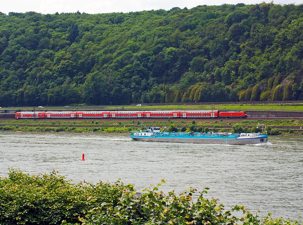 Eine BR 146 mit dem RE 5 - Rhein-Express (Koblenz-Kln-Emmerrich), fhrt am 04.07.2012 auf der linken Rheinseite, gegenber von Unkel (bei Rheinkilometer 636), abwrts in Richtung Kln Hbf.